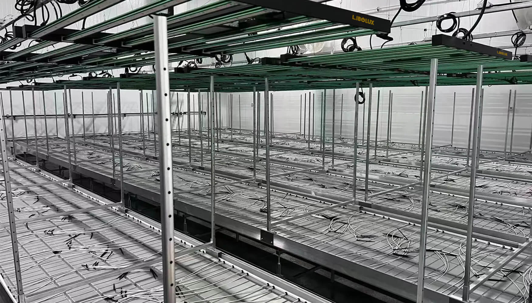 Sala de cultivo vertical equipada con luminarias Libolux