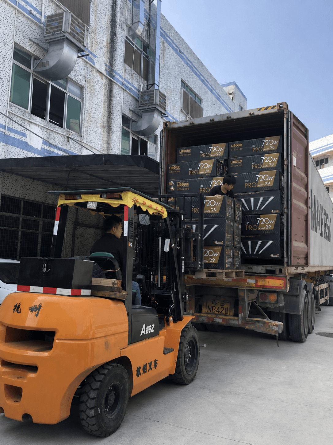 Carga de cajas de Libolux 720W PRO en el cami&oacute;n de expedici&oacute;n