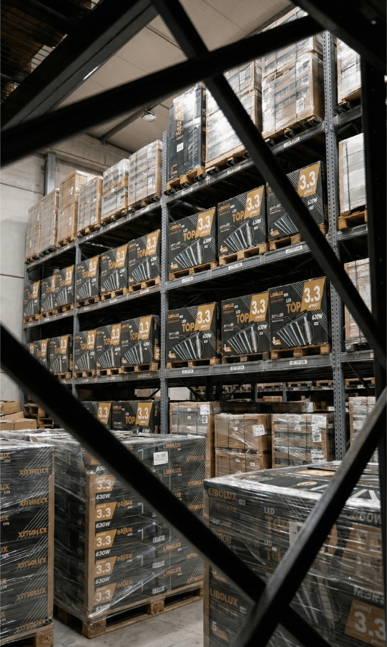 Almacén de Libolux con palés de paneles LED de cultivo